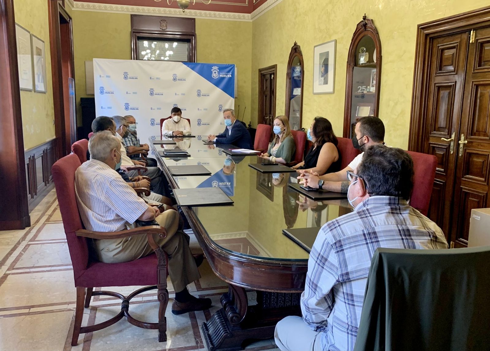 Encuentro en el Ayuntamiento de Huelva con los vecinos del Barrio Obrero.