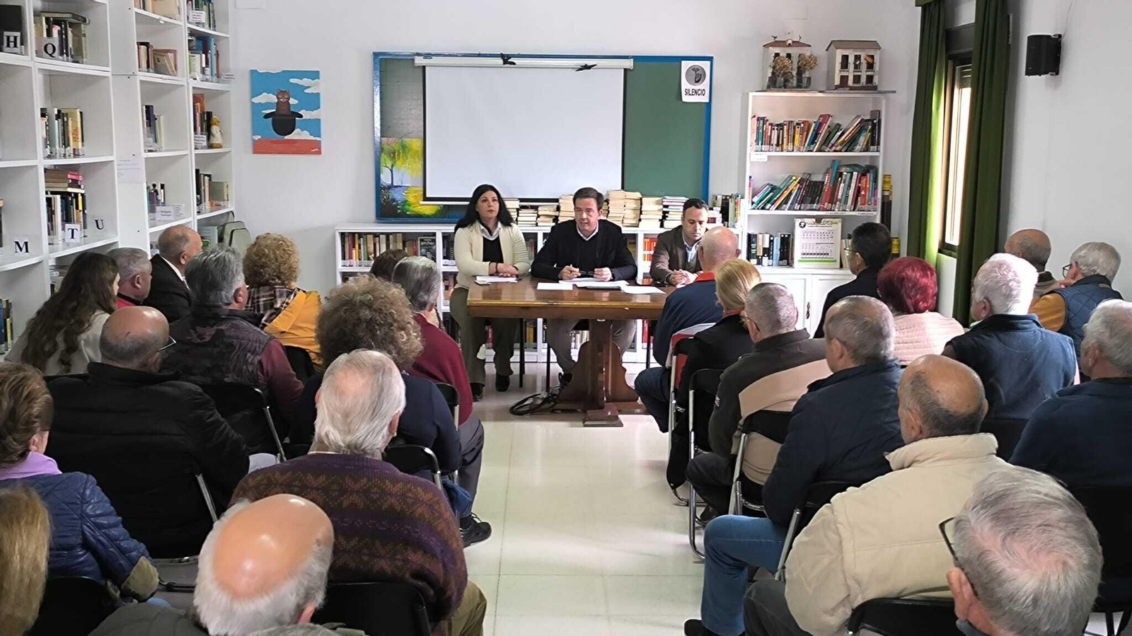 Un momento de la reunión presidida por el alcalde de Lucena, Aurelio Fernández.
