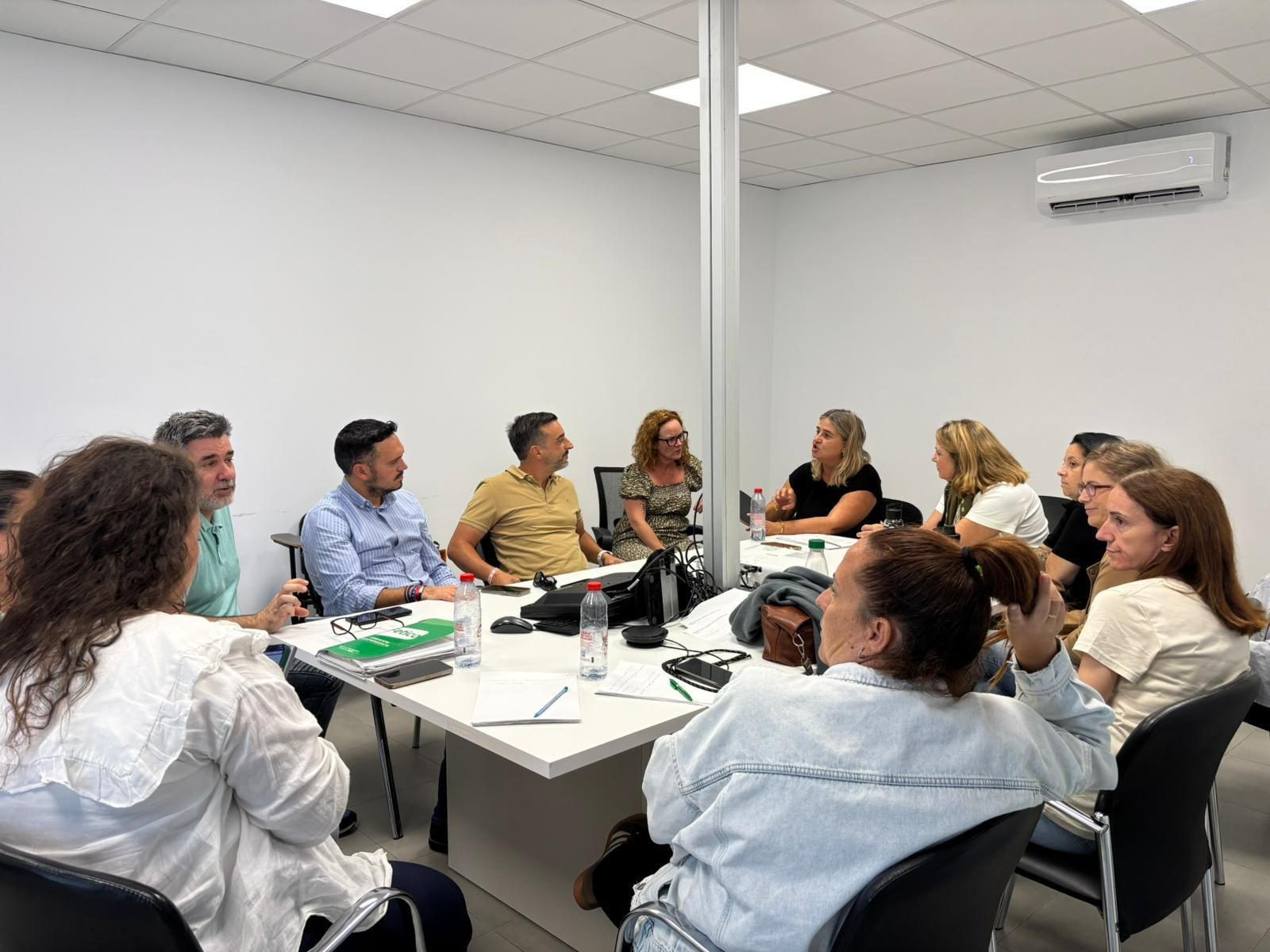 Un momento de la reunión de los representantes socialistas con los trabajadores.