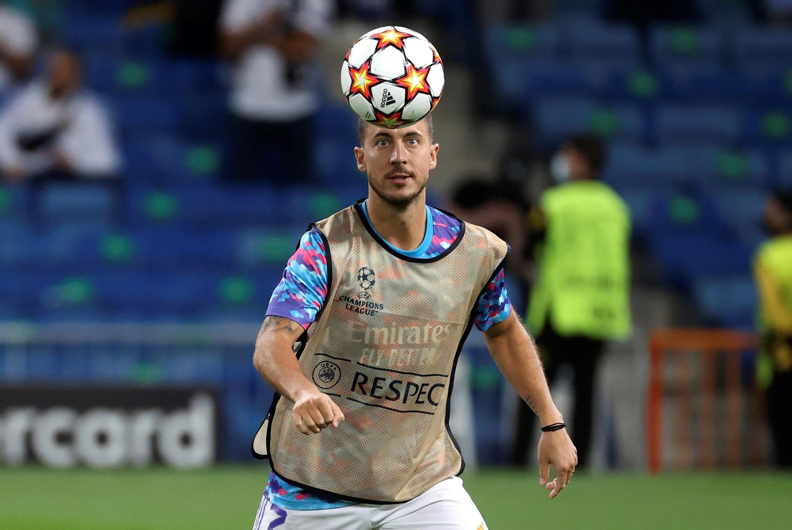 Eden Hazard mira el balón en un ejercicio.