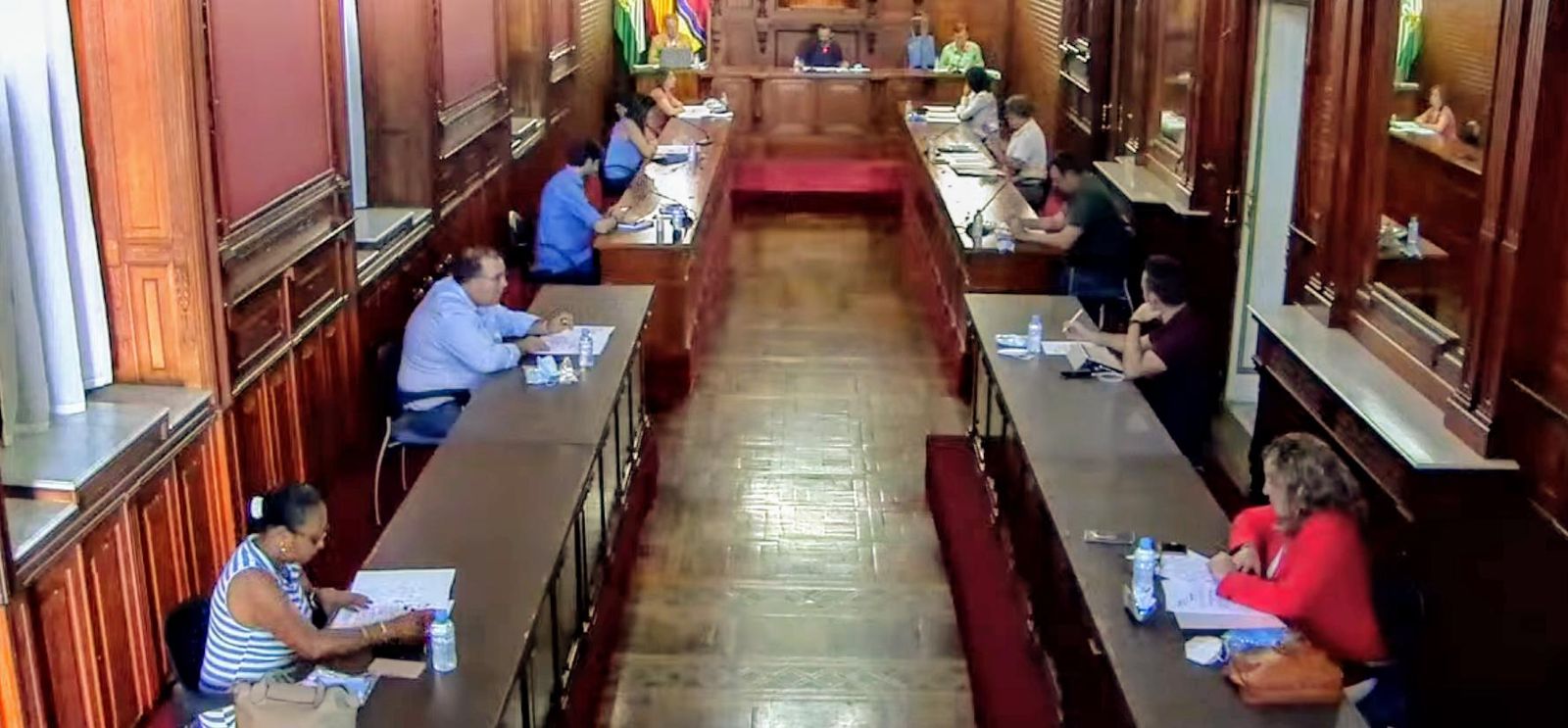 Imagen inusual del Pleno del Ayuntamiento de Sanlúcar, que ha celebrado su primera sesión ordinaria desde que estalló la crisis del coronavirus.