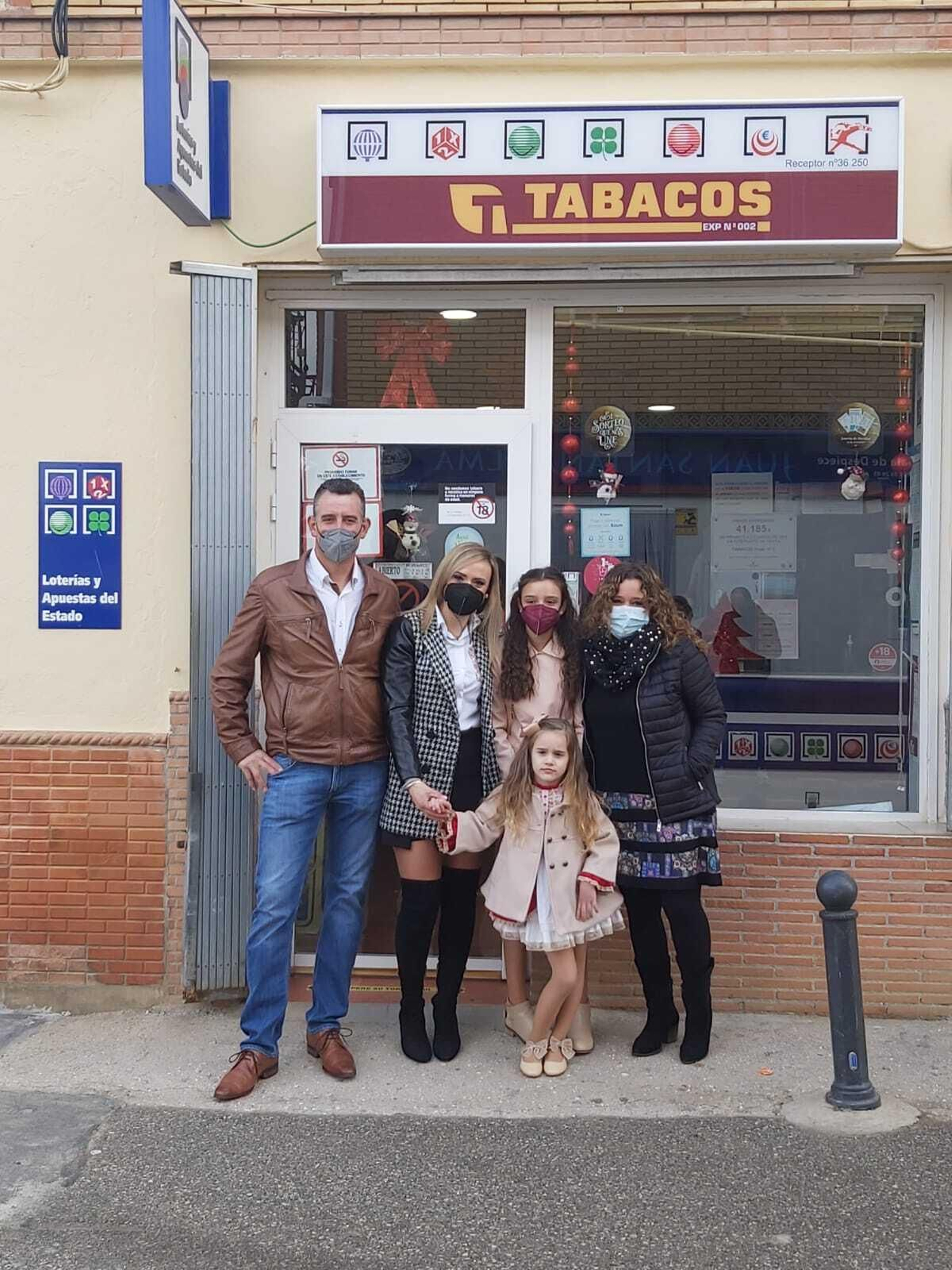 Miguel Ortigosa, dueño de un punto de venta mixto de lotería en Zafarraya, ha despachado un primer premio