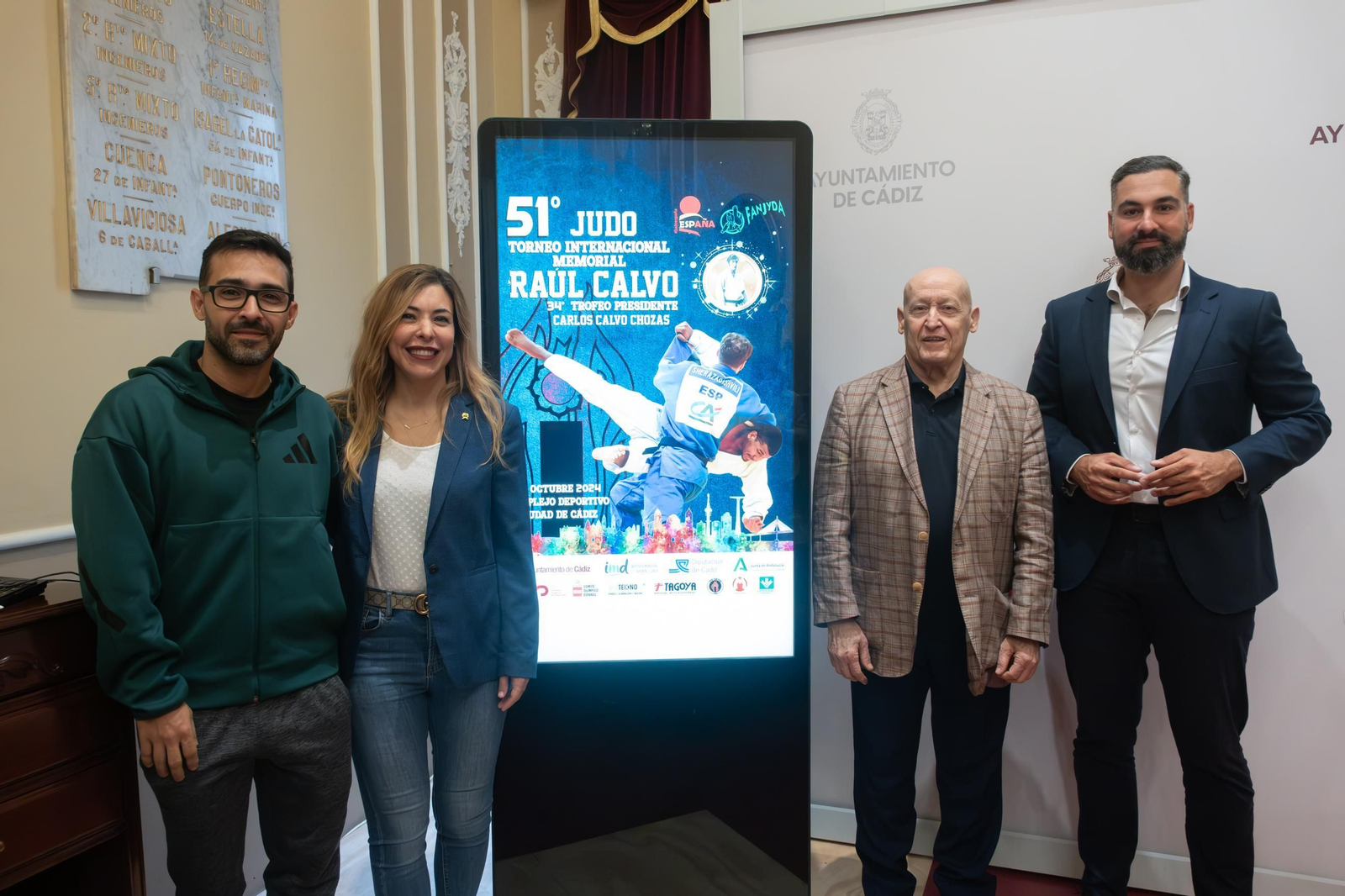 Raúl, Carmen y Carlos Calvo, junto al concejal de deportes del Ayuntamiento de Cádiz, Carlos Lucero, tras la presentación de la 51 edición del Torneo Internacional Memorial Raúl Calvo Raúl, Carmen y Carlos Calvo, junto al concejal de deportes del Ayuntamiento de Cádiz, Carlos Lucero, tras la presentación de la 51 edición del Torneo Internacional Memorial Raúl Calvo