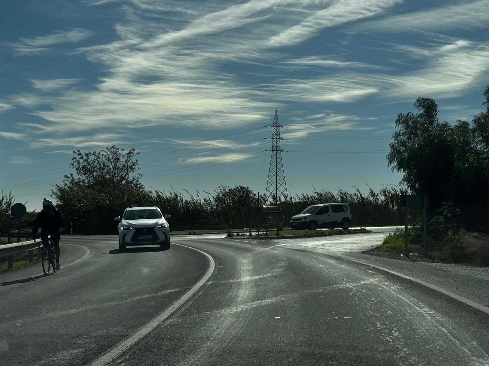 Varios vehículos en la intersección en la que construirán la próxima rotonda