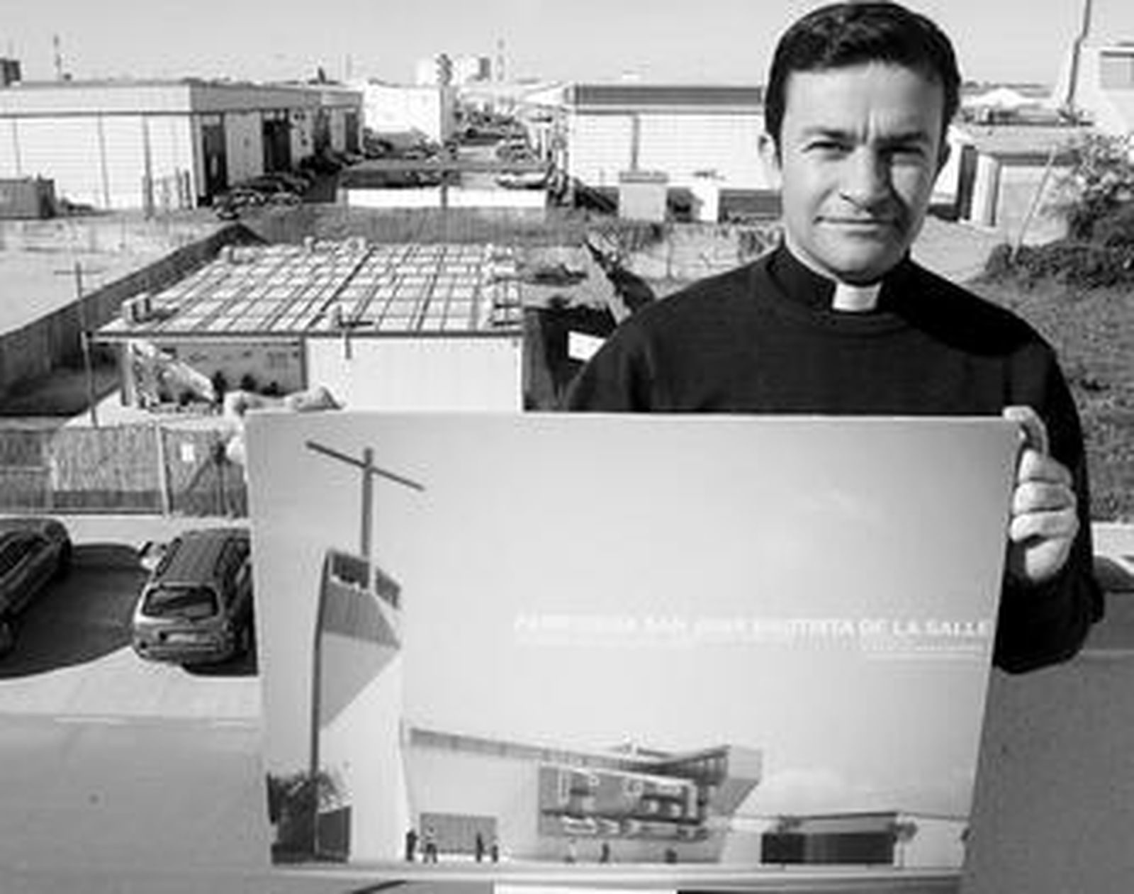 Miguel Ángel Montero posa con una imagen del exterior de la futura iglesia, detrás, su parroquia prefabricada. A la derecha, fotografías del interior del templo y un plano.