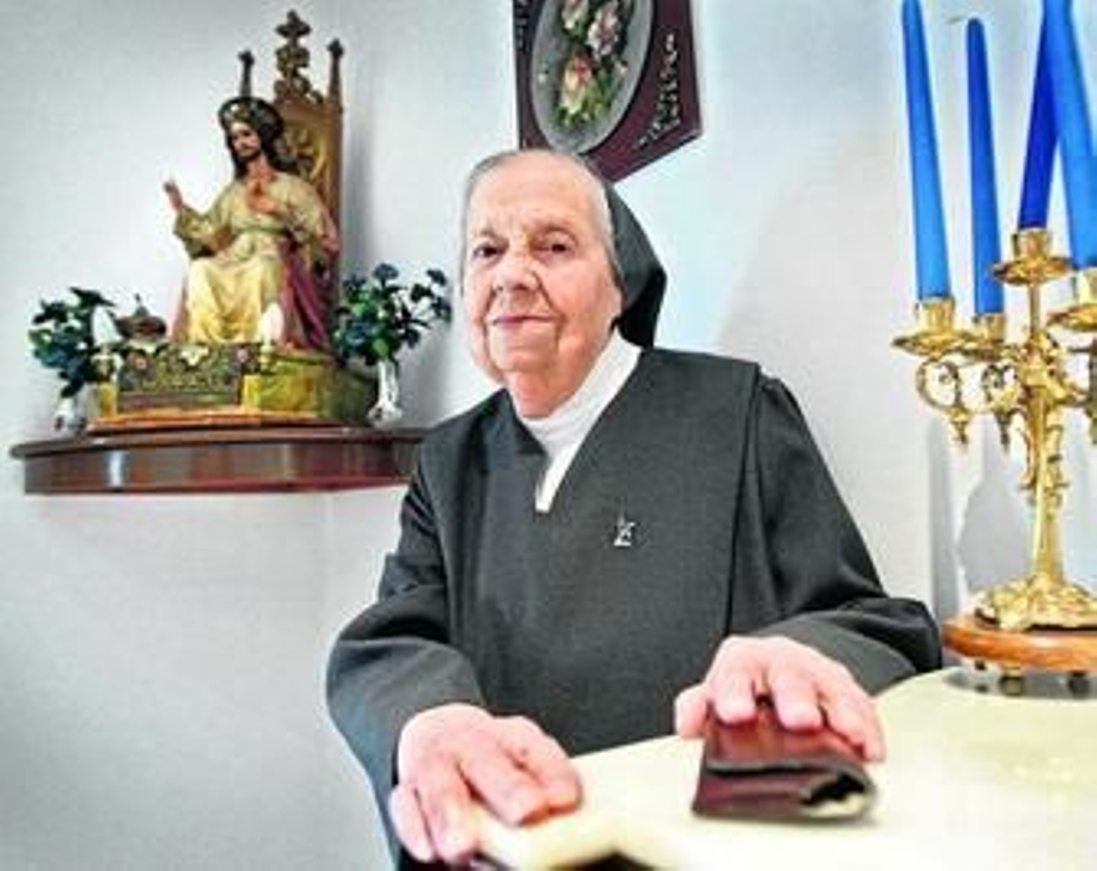 Sor Lourdes, junto a una imagen del Corazón de Jesús, en la Comunidad Vedruna.