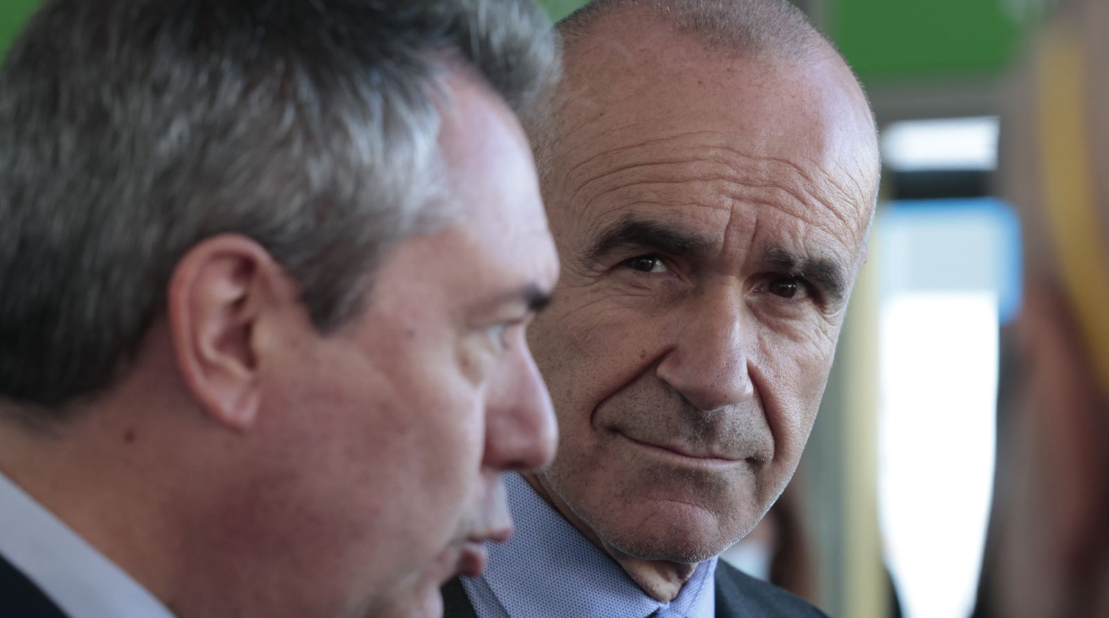 Antonio Muñoz observa a Espadas mientras interviene.