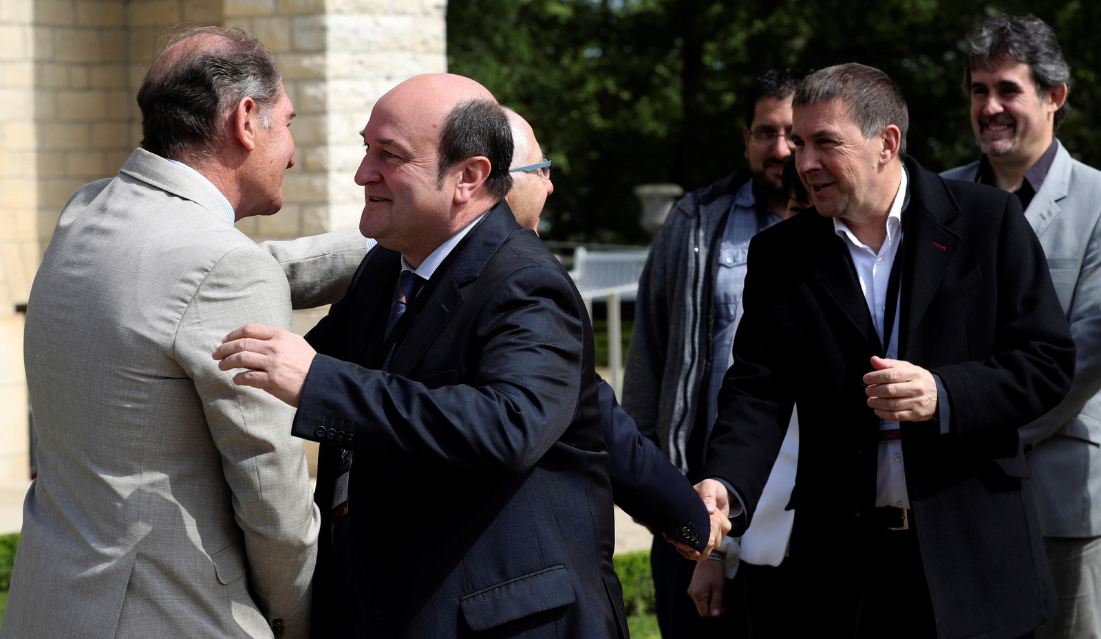 ETA, derrotada, escenifica su final