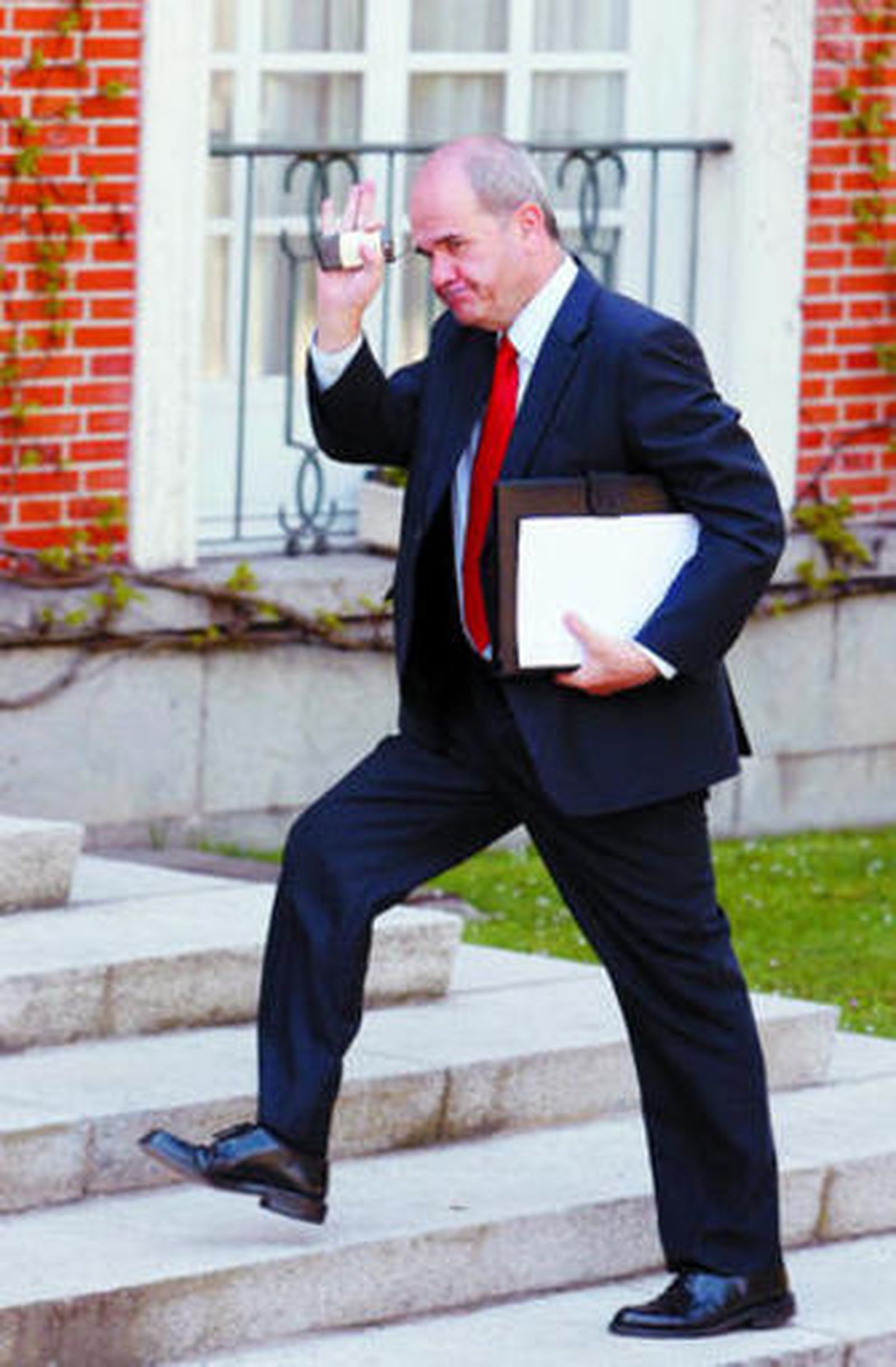 Manuel Chaves se dirige al Consejo de Ministros, ayer en el Palacio de la Moncloa.