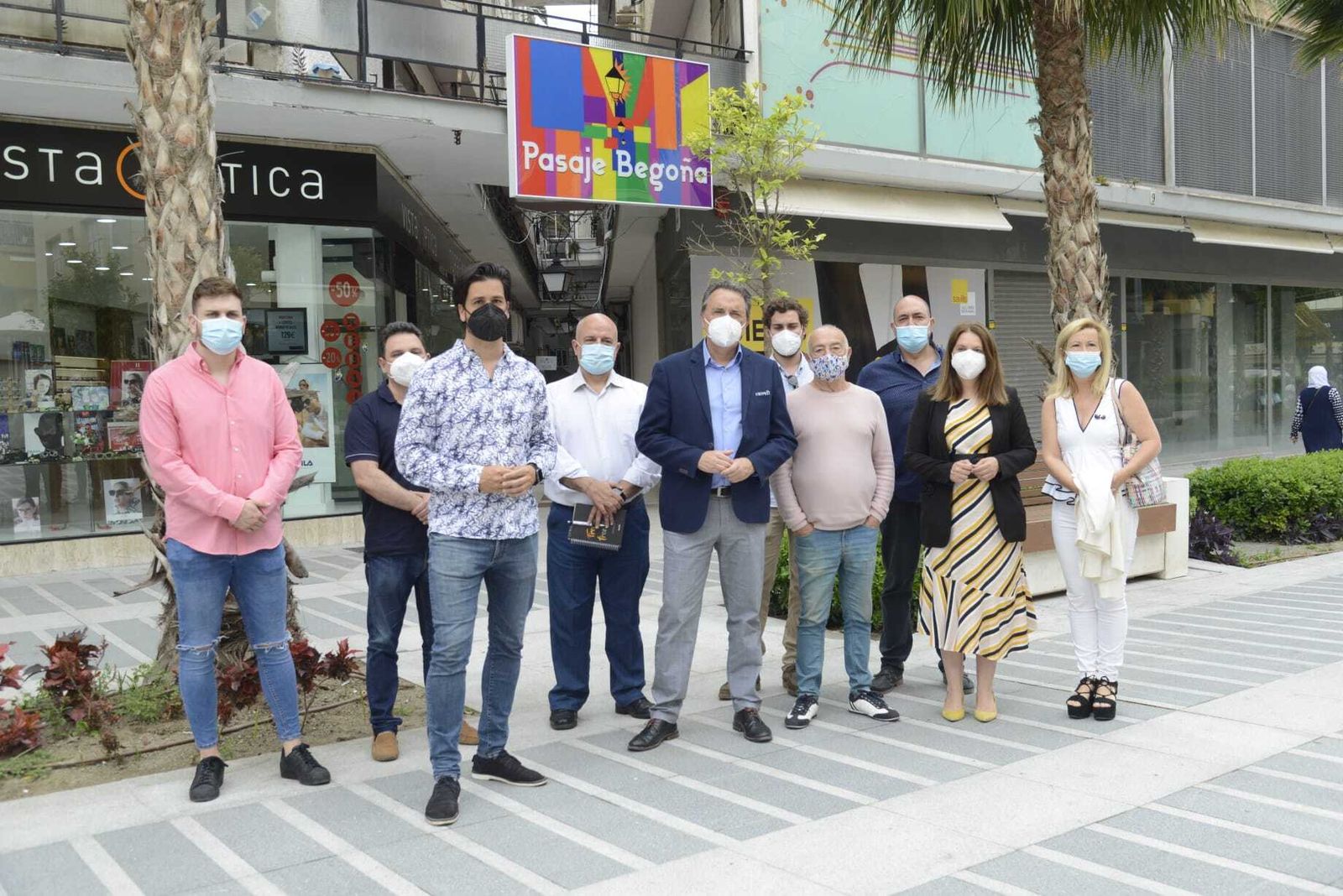 El alcalde de Torremolinos, José Ortiz (C.), en la presentación de la propuesta.