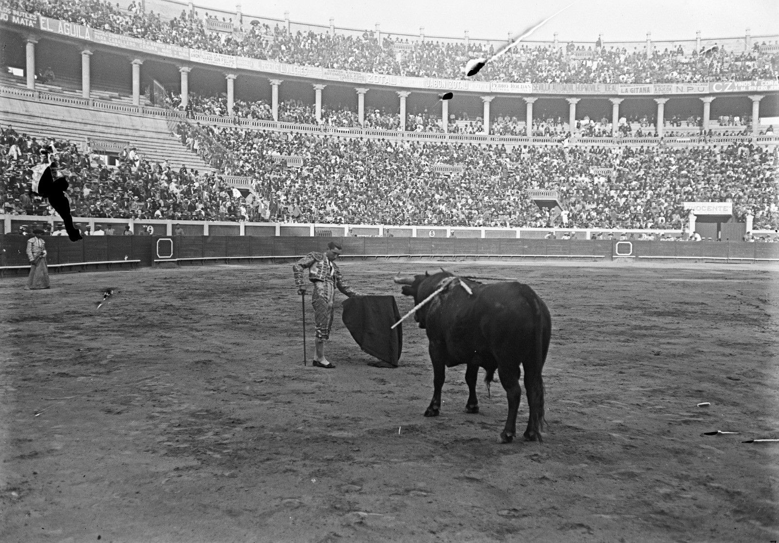 Chicuelo en medio de la inmensidad de la efímera Monumental de Sevilla en la Feria de Abril de 1920.