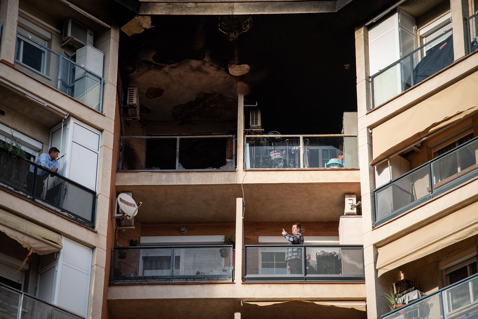 Imágenes del incendio en la plaza Corteconcepción de Huelva