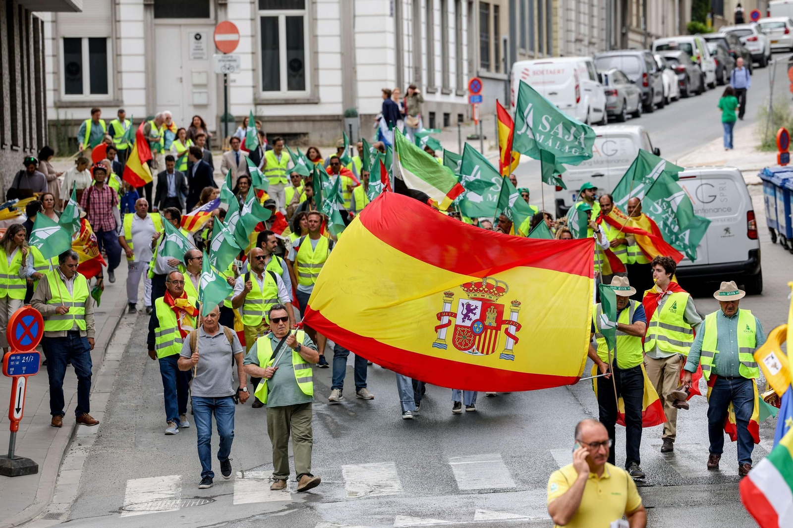 Marcha simbólica de agricultores europeos desde el Parlamento Europeo hasta la Comisión Europea este miércoles