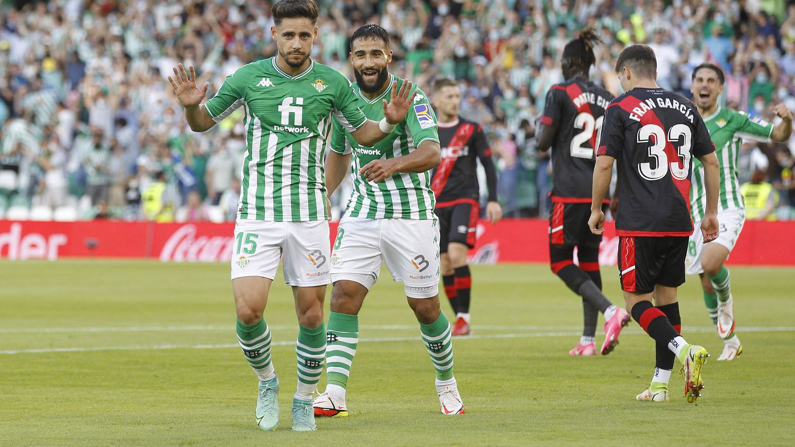 Fekir se acerca a Álex Moreno, que no quiere celebrar el gol a su exequipo.