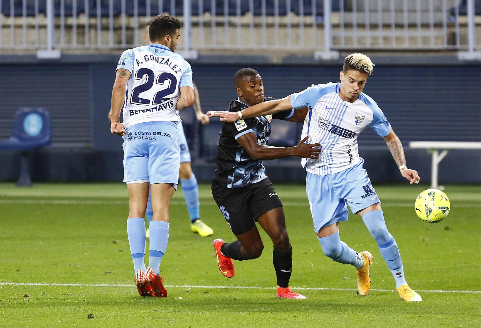 Mejías, en un lance del partido ante el Almería.