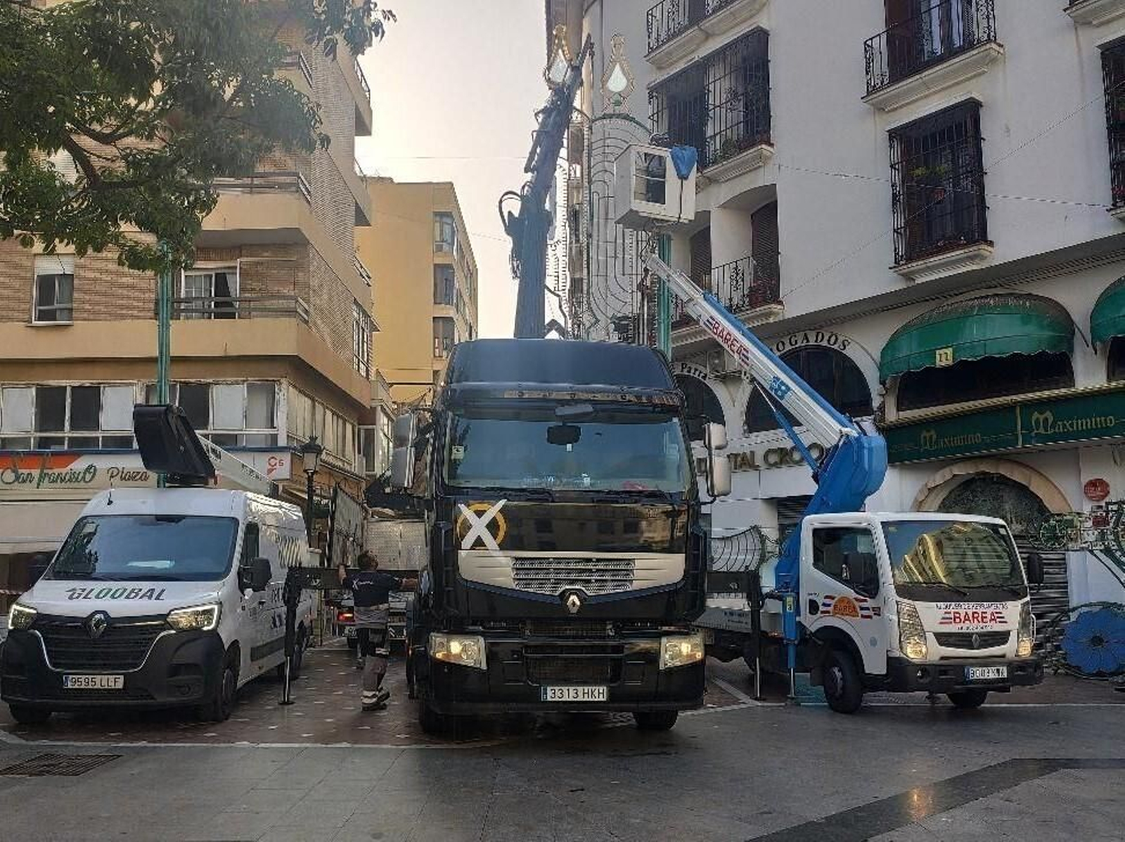 Colocación de los arcos en la Calle Real