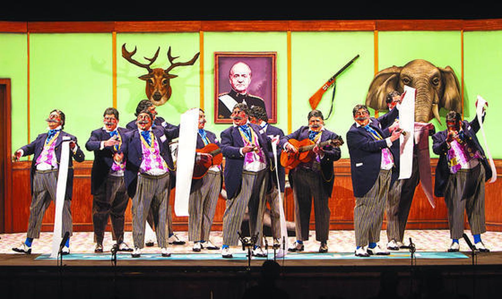 La chirigota del Selu cuajó ayer una completa actuación en su pase de cuartos por el Concurso 2013.  Foto: Jesus Marin