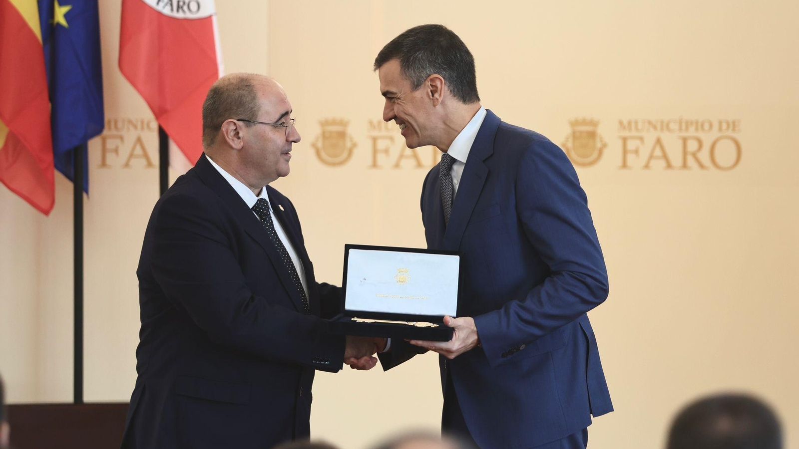 El alcalde de Faro, Rogerio Bacalhau, entrega las llaves de la ciudad al presidente del Gobierno, Pedro Sánchez, durante la recepción municipal de la cumbre.