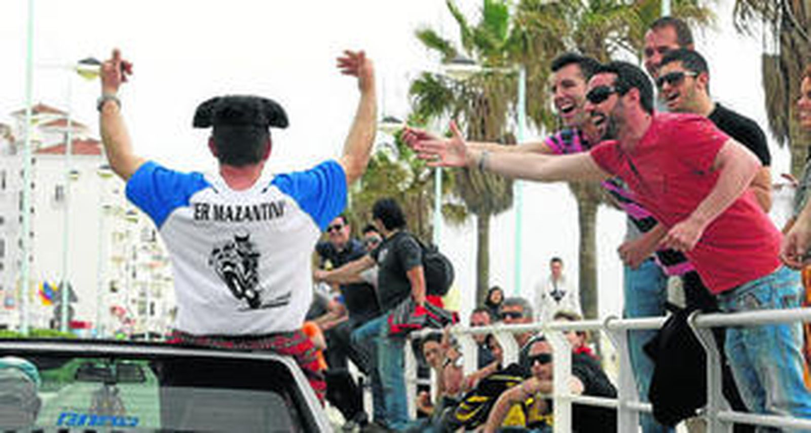 Un espontáneo saluda a los aficionados, el sábado en el paseo de Valdelagrana antes de su cierre.