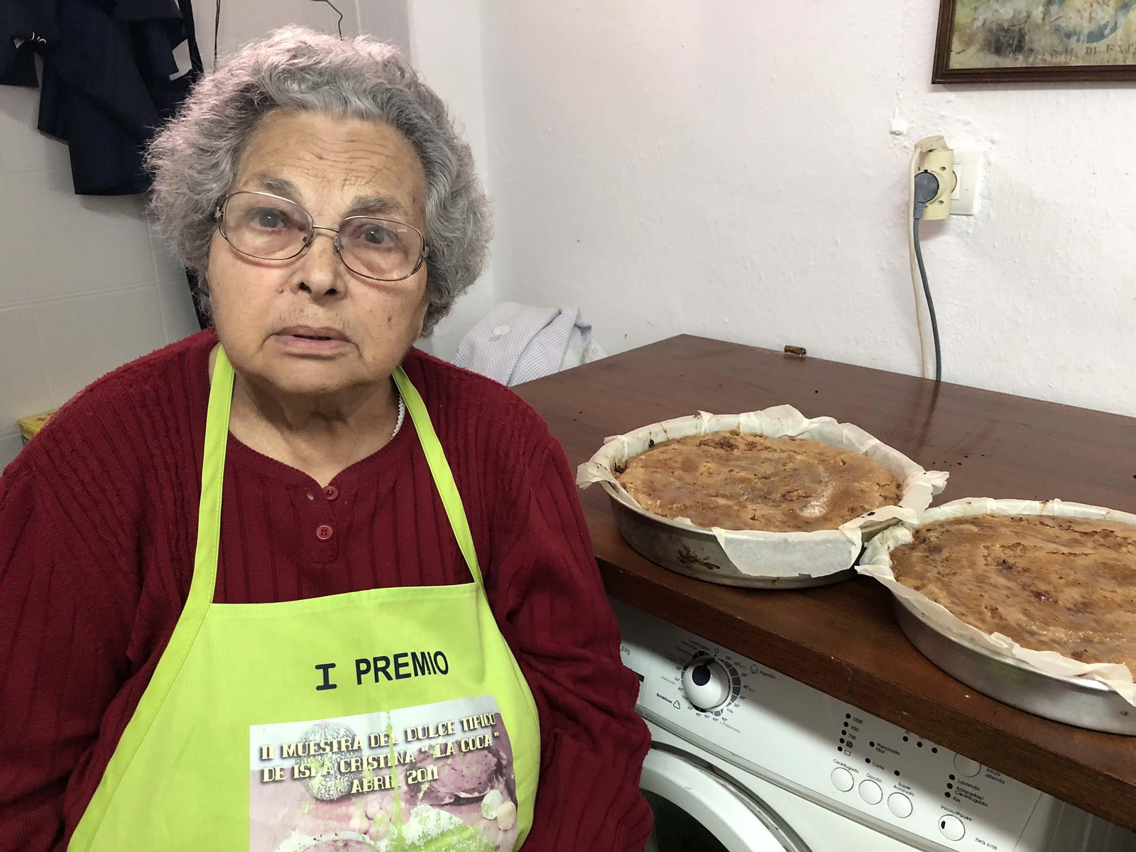 Antonia González, sobre estas líneas; su hijo, José Antonio, y el proceso de elaboración de la coca.