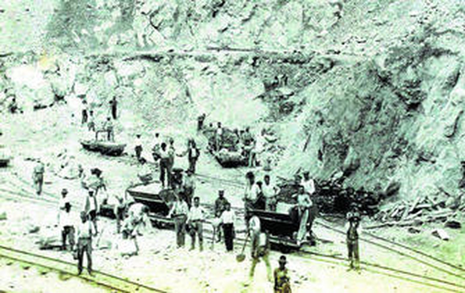 La cantera de Los Guijos y obreros extrayendo piedras para las obras del Puerto (Año 1926).