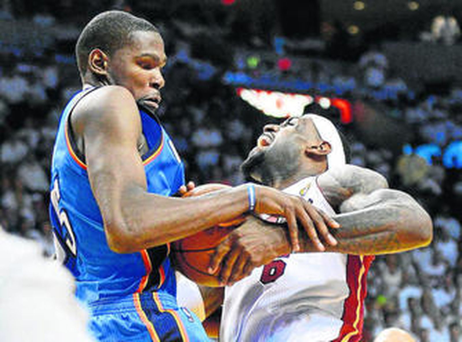 Kevin Durant y LeBron James pelean por un balón en el último partido disputado de la final.