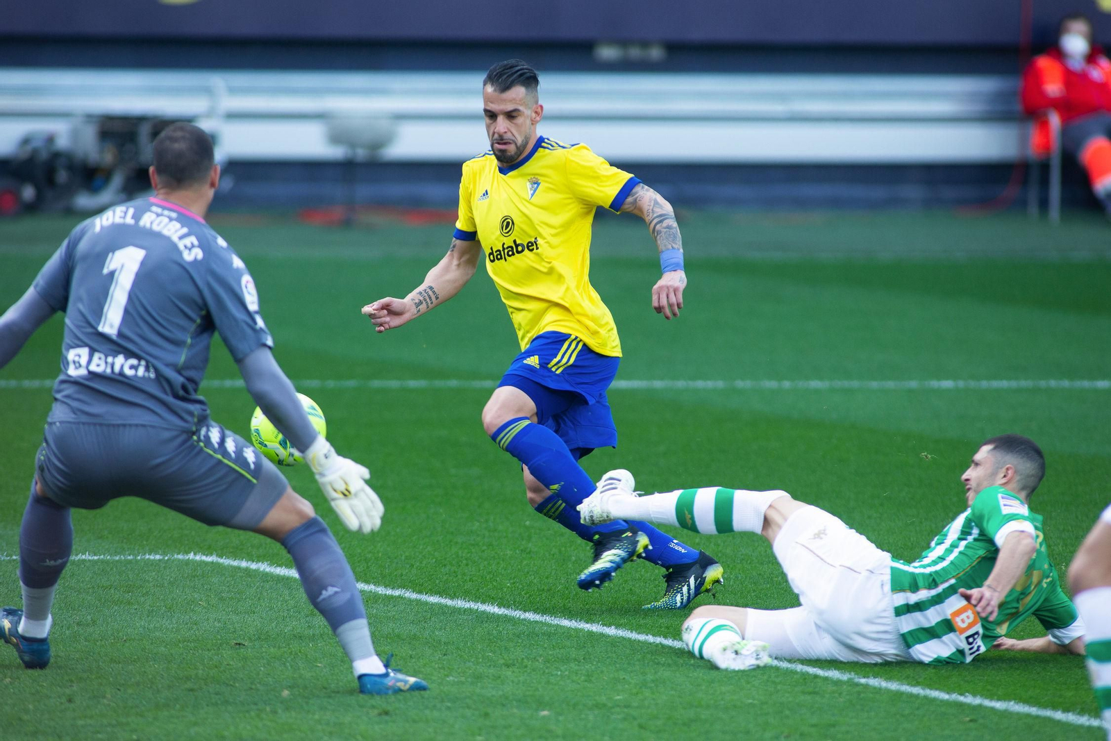 Negredo trata de superar a Guido Rodríguez y Joel Robles en el último Cádiz-Betis.