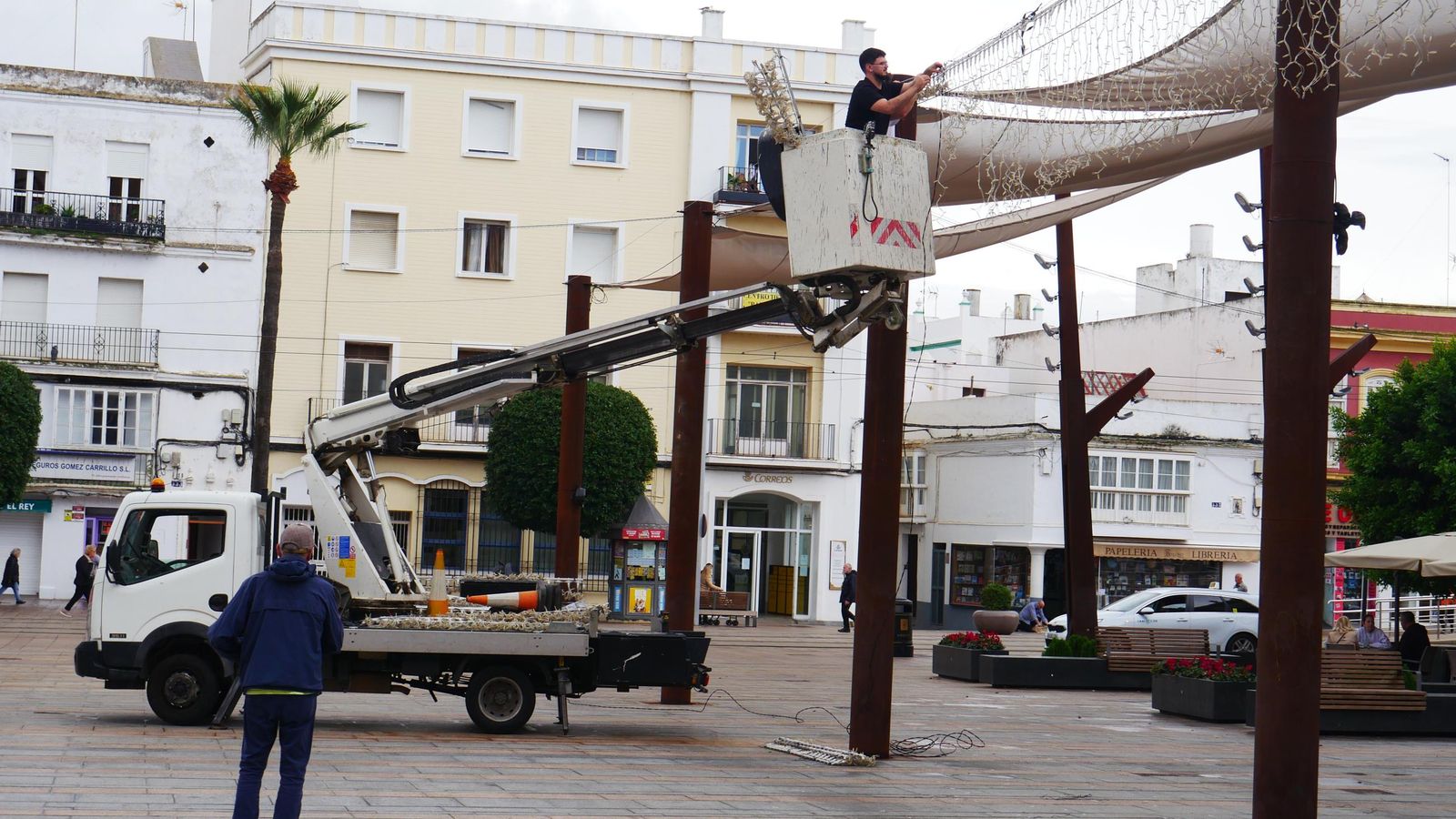El alumbrado navideño también empieza a llegar a la Plaza del Rey.