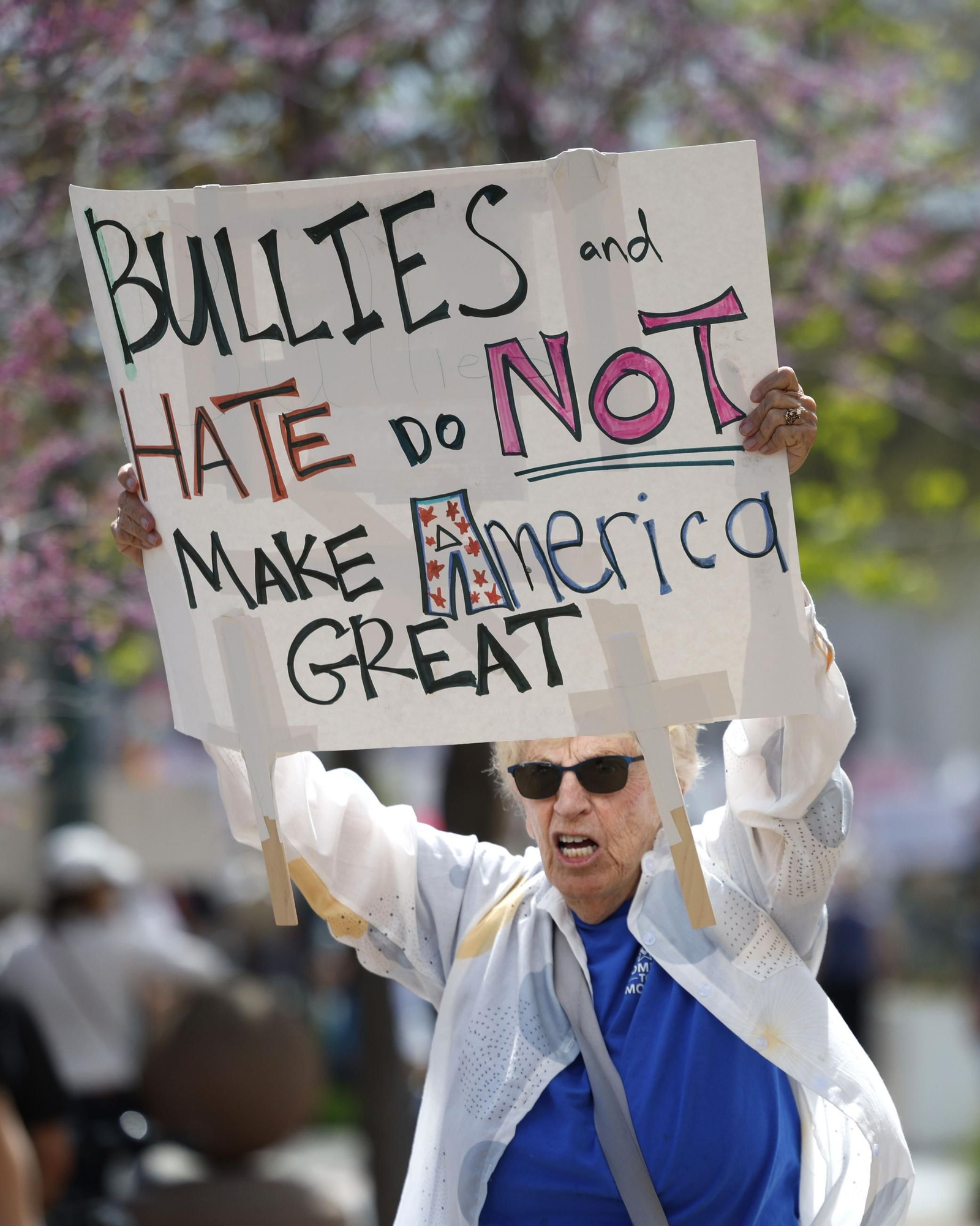 Miles de manifestantes contra Trump y Musk en EEUU: "¡Quita tus manos!"
