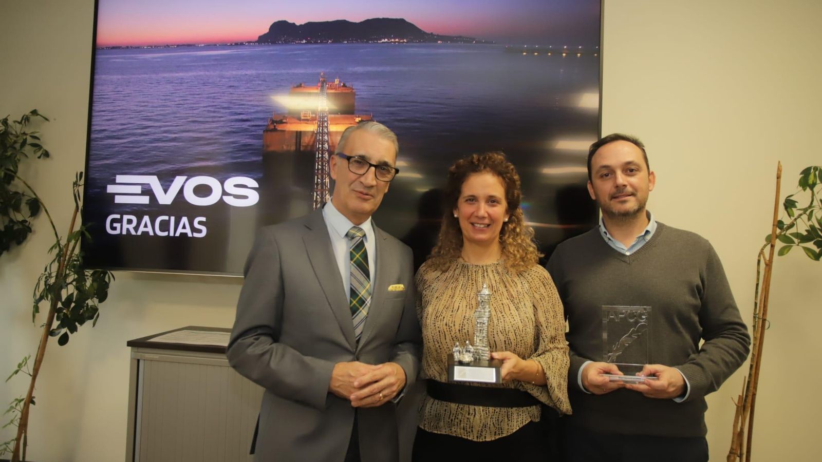 Javier Martínez, presidente de la APCG; Belén Gestoso, directora general de Evos Algeciras, y Guillermo Ferrer, HSEQ Manager de la terminal