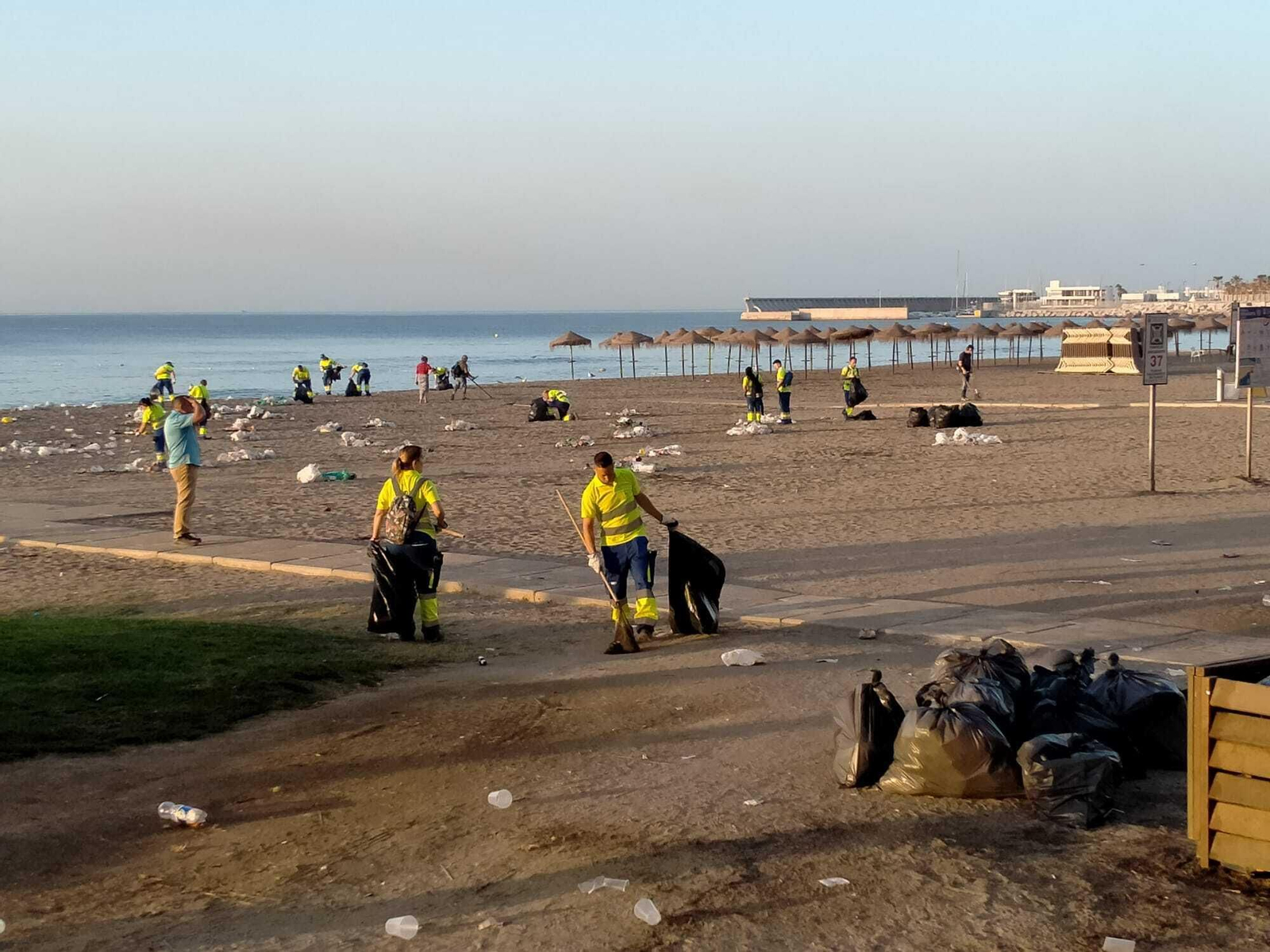 Las fotos de la basura en Playa de la Malagueta tras la Noche de San Juan