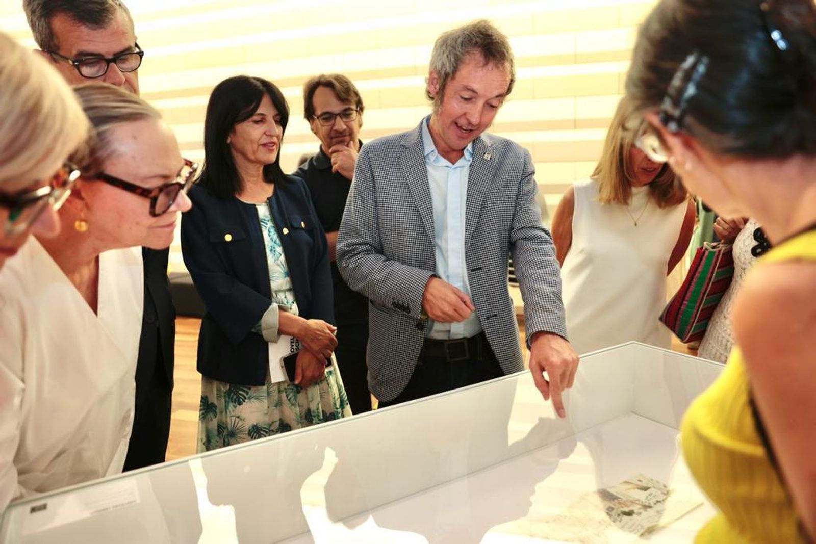 Un momento de la visita inaugural de la muestra que puede verse estos días en el Centro Lorca.