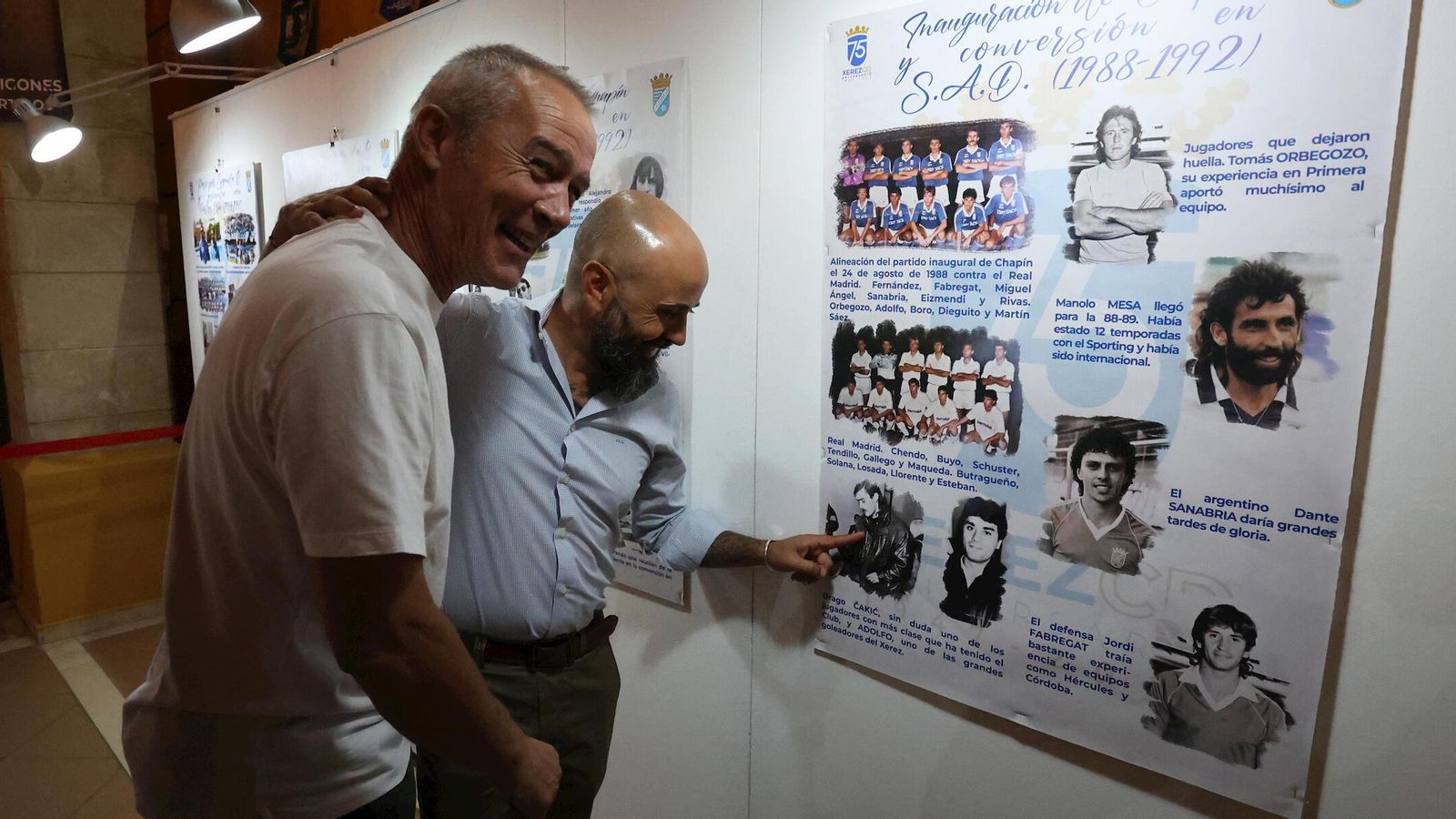 Juan Luis Gil y Drago Cakic contemplan una foto del centrocampista. Juan Luis Gil y Drago Cakic contemplan una foto del centrocampista.