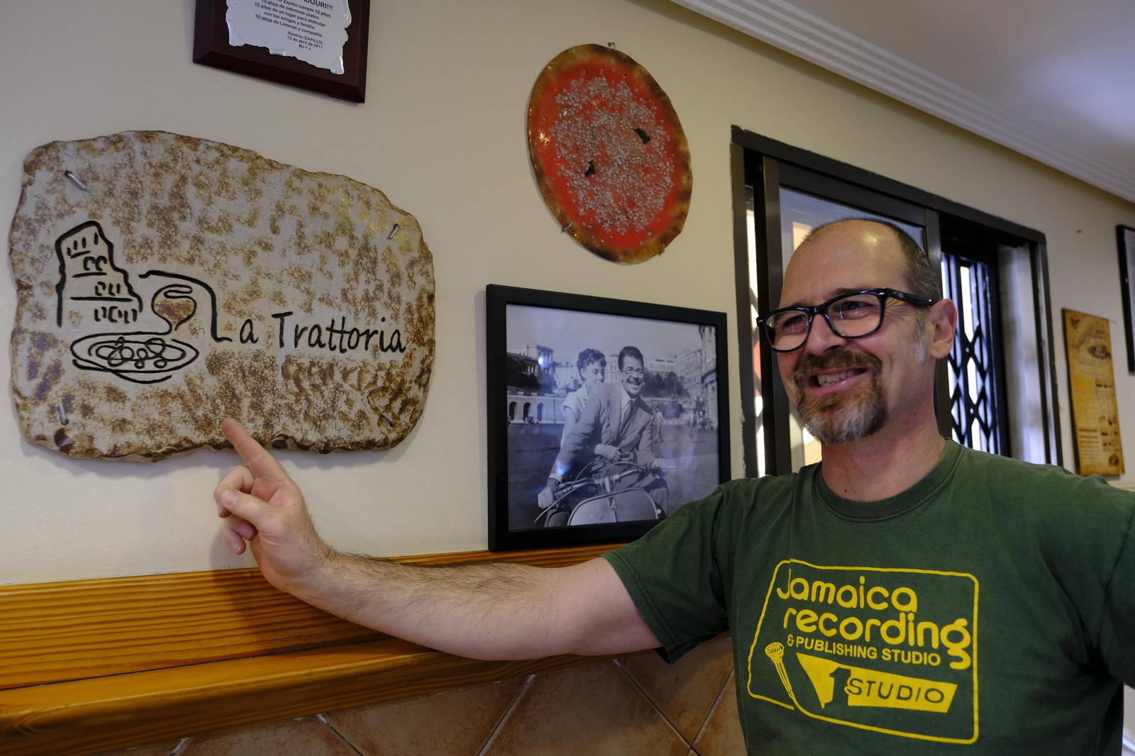 Fotogalería de la Pizzeria La Trattoria, 20 años de vida. Almería