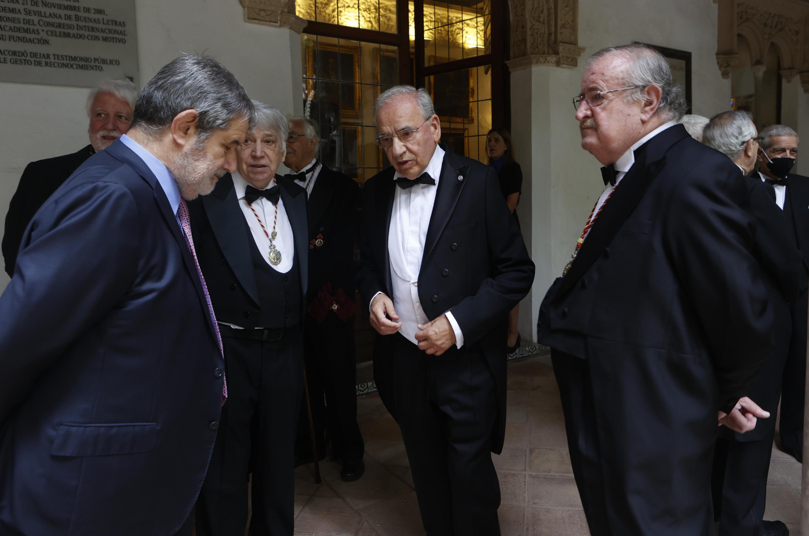 Las imágenes del ingreso de Alfonso Guerra en la Academia de Buenas Letras