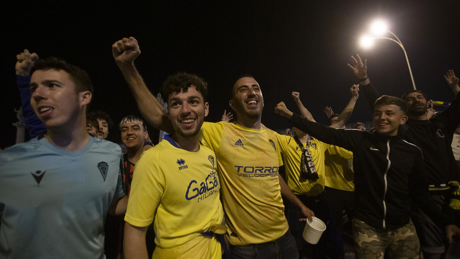En imágenes el encuentro de los jugadores del Cádiz C.F. y la afición en las Puertas de Tierra.