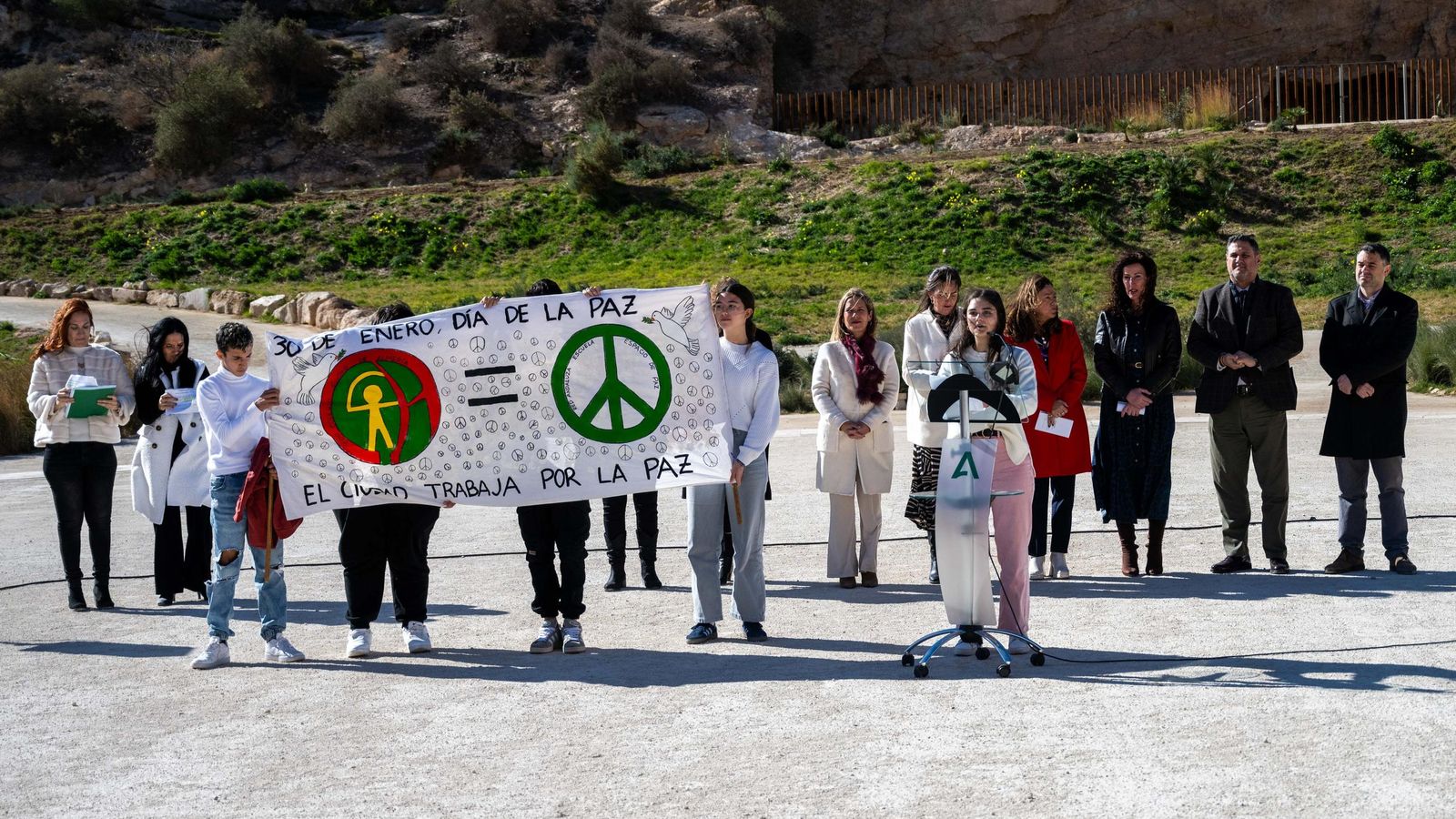 Alumnado de diversos centros educativos de la capital, ubicados en torno al Parque de La Hoya, durante la actividad con motivo del Día de la Paz