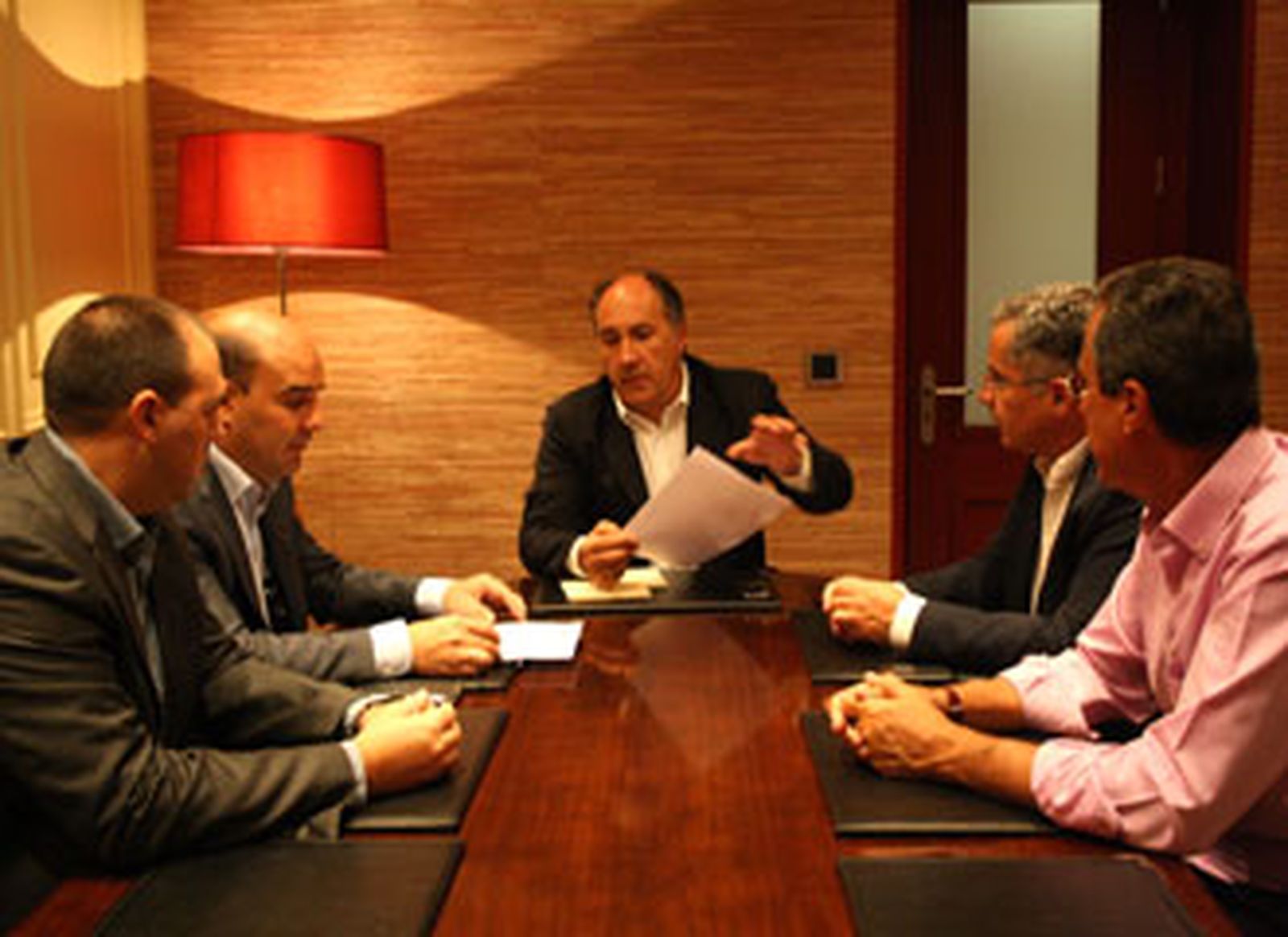 Landaluce estudia con el Grupo Alonso la contratación de los extrabajadores de Torraspapel