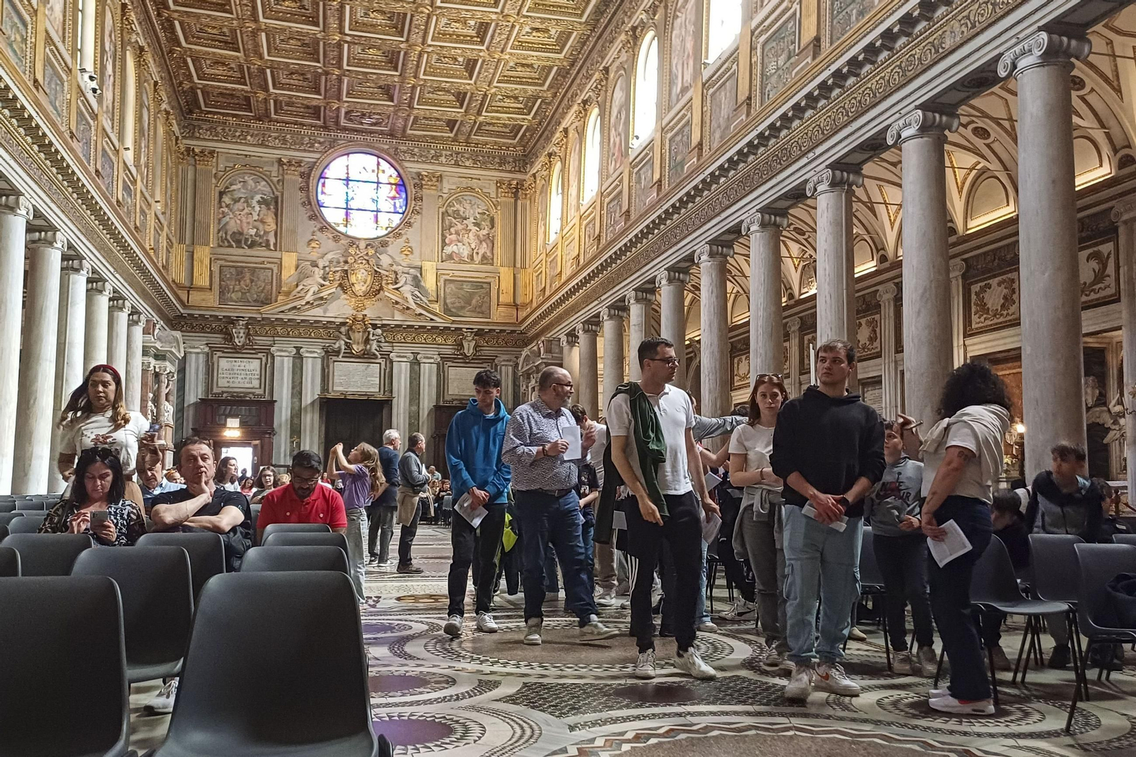 Fotos del ambiente en Roma tras la muerte del papa Francisco