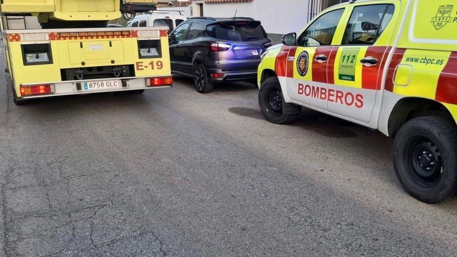 Vehículos del Consorcio de Bomberos del Parque de Jerez durante las tareas de exntinción en la vivienda que registró el incendio