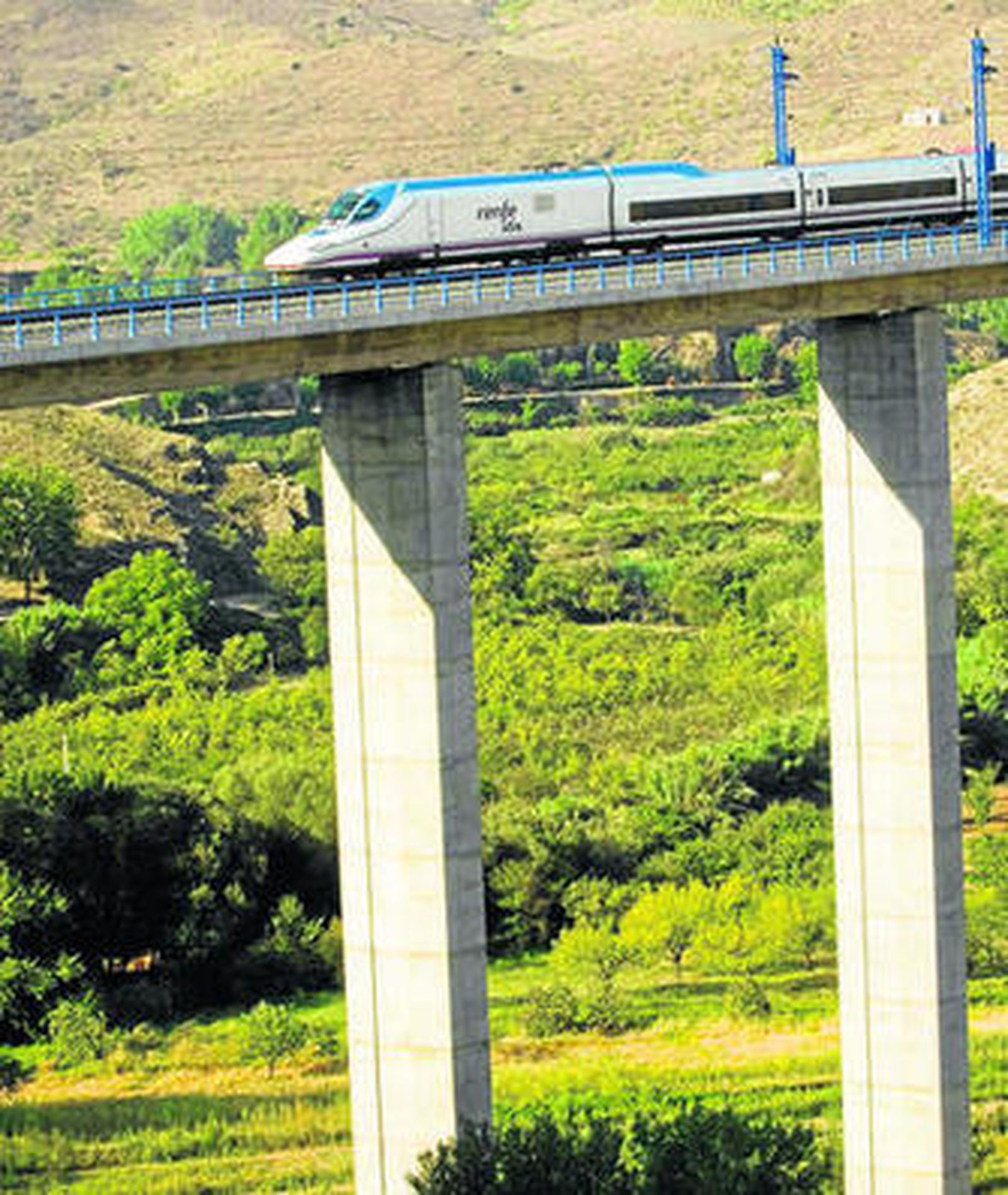 El AVE que cubre el servicio Sevilla-Valencia, en uno de los puentes del trazado.