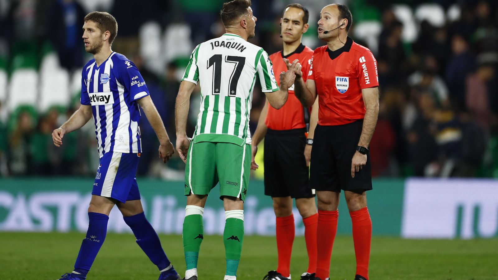 Joaquín dialoga con Mateu Lahoz en el partido del domingo.