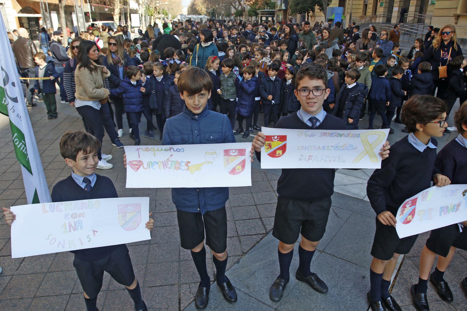 Pequeños muestran sus pancartas antes de comenzar la marcha.