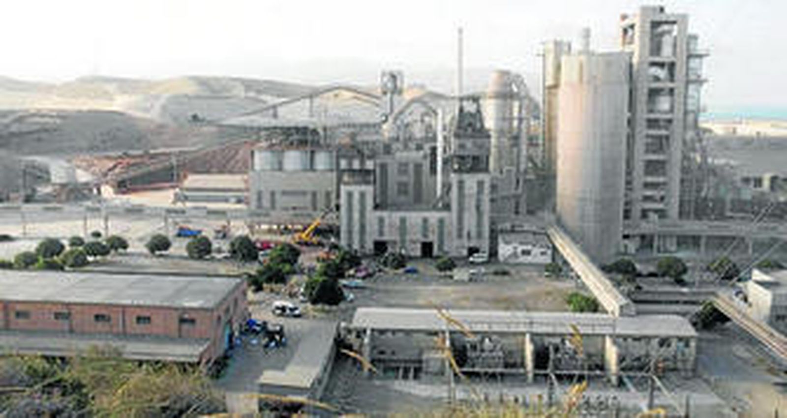 Instalaciones que Holcim posee en Carboneras para la elaboración de cemento.