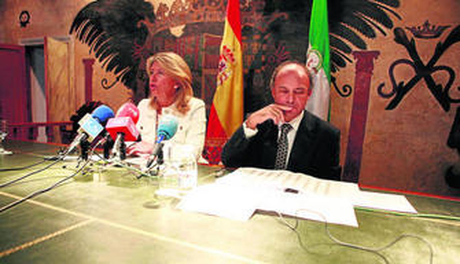 Ángeles Muñoz y Carlos Rubio durante una rueda de prensa.
