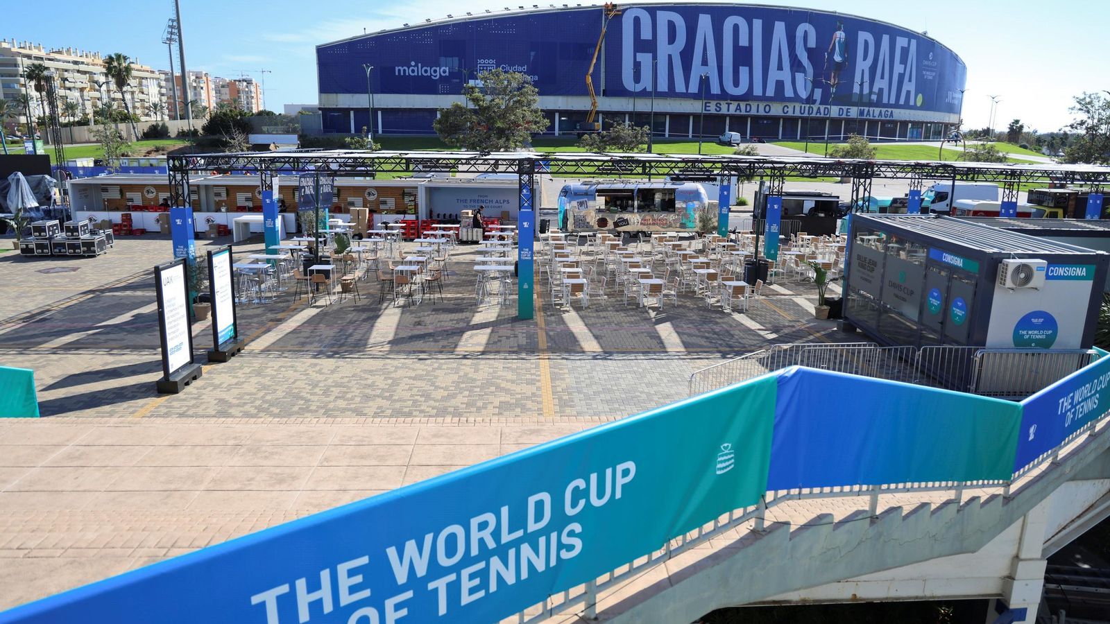 La pancarta de homenaje a Rafa Nadal en el Ciudad de Málaga, en imágenes