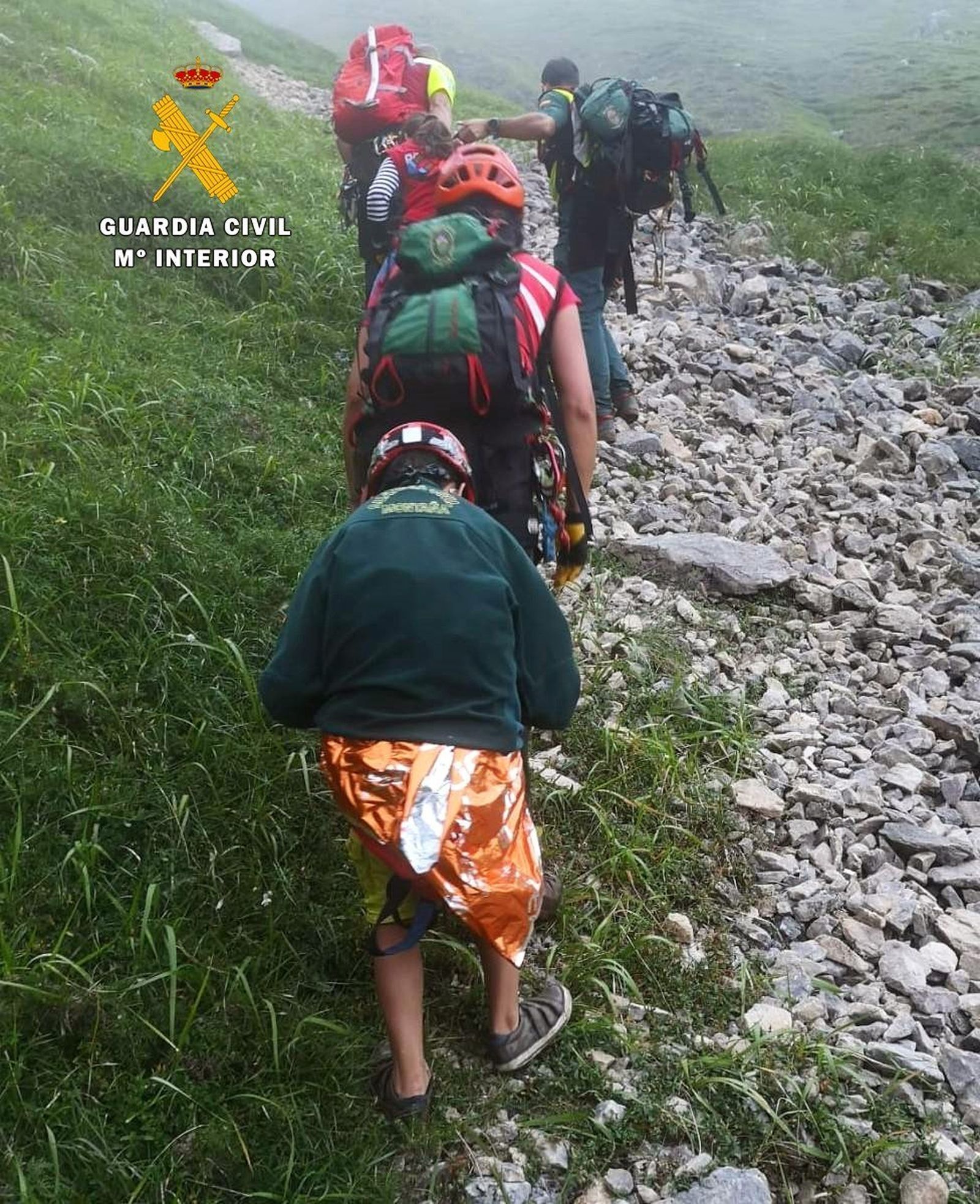 Agentes de la Guardia Civil en la operación de rescate de un niño y una mujer en Picos de Europa.