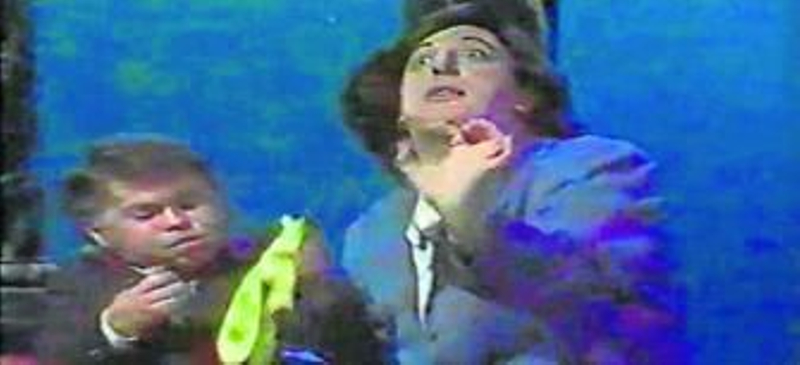 Gurruchaga posa ante la orquesta protagonista de su concurso, 'Uno de los nuestros'.