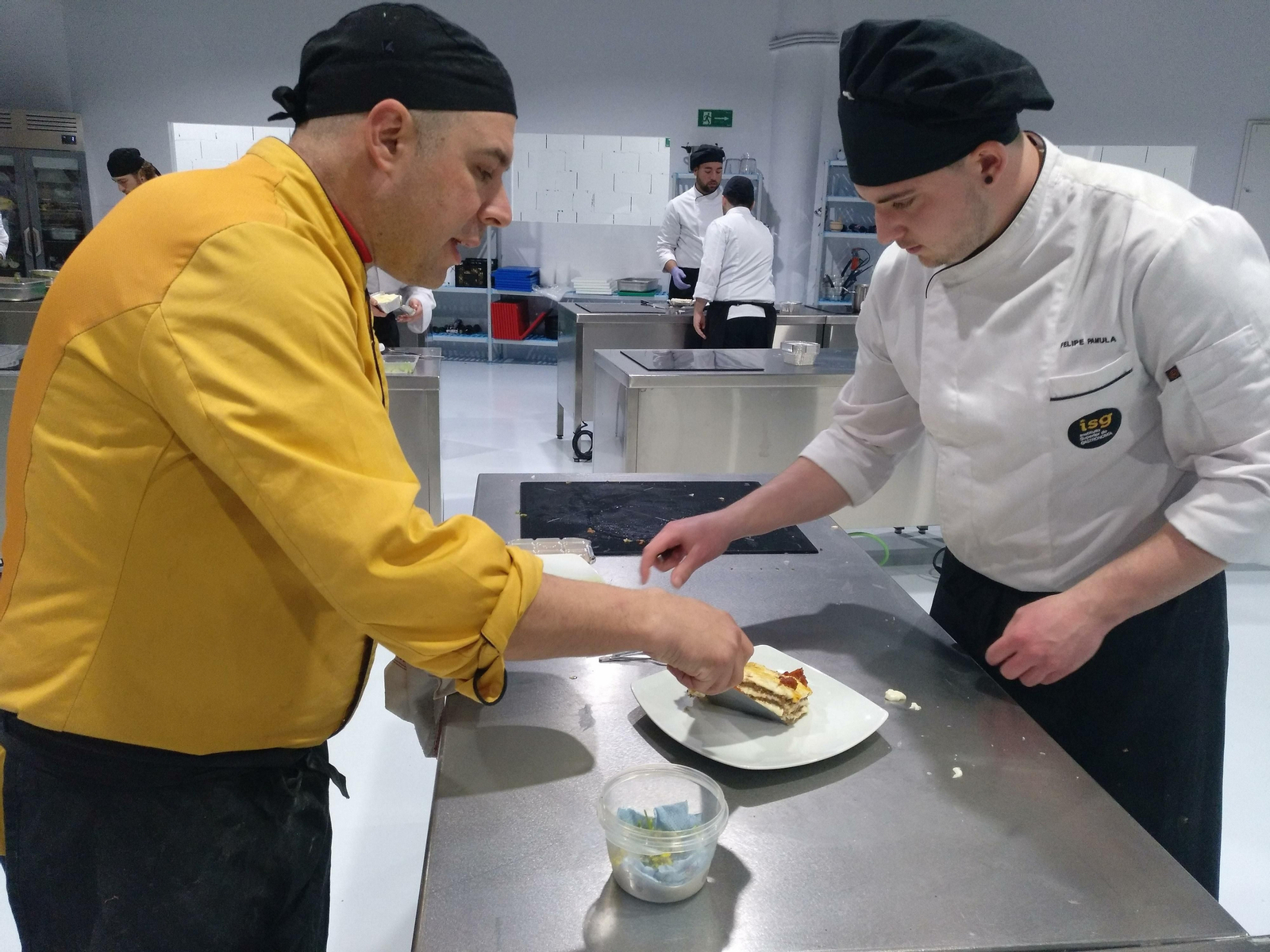 Alumnos y profesores trabajan juntos en una sesión de la Escuela de Hostelería ISG.