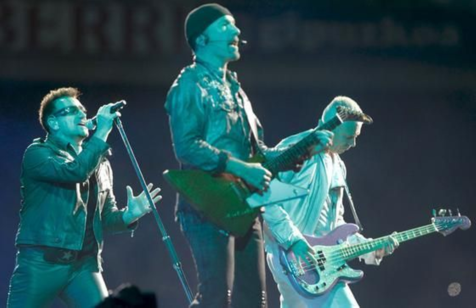 La banda irlandesa U2 convence a sus seguidores en San Sebastián. / EFE, AFP, Reuters